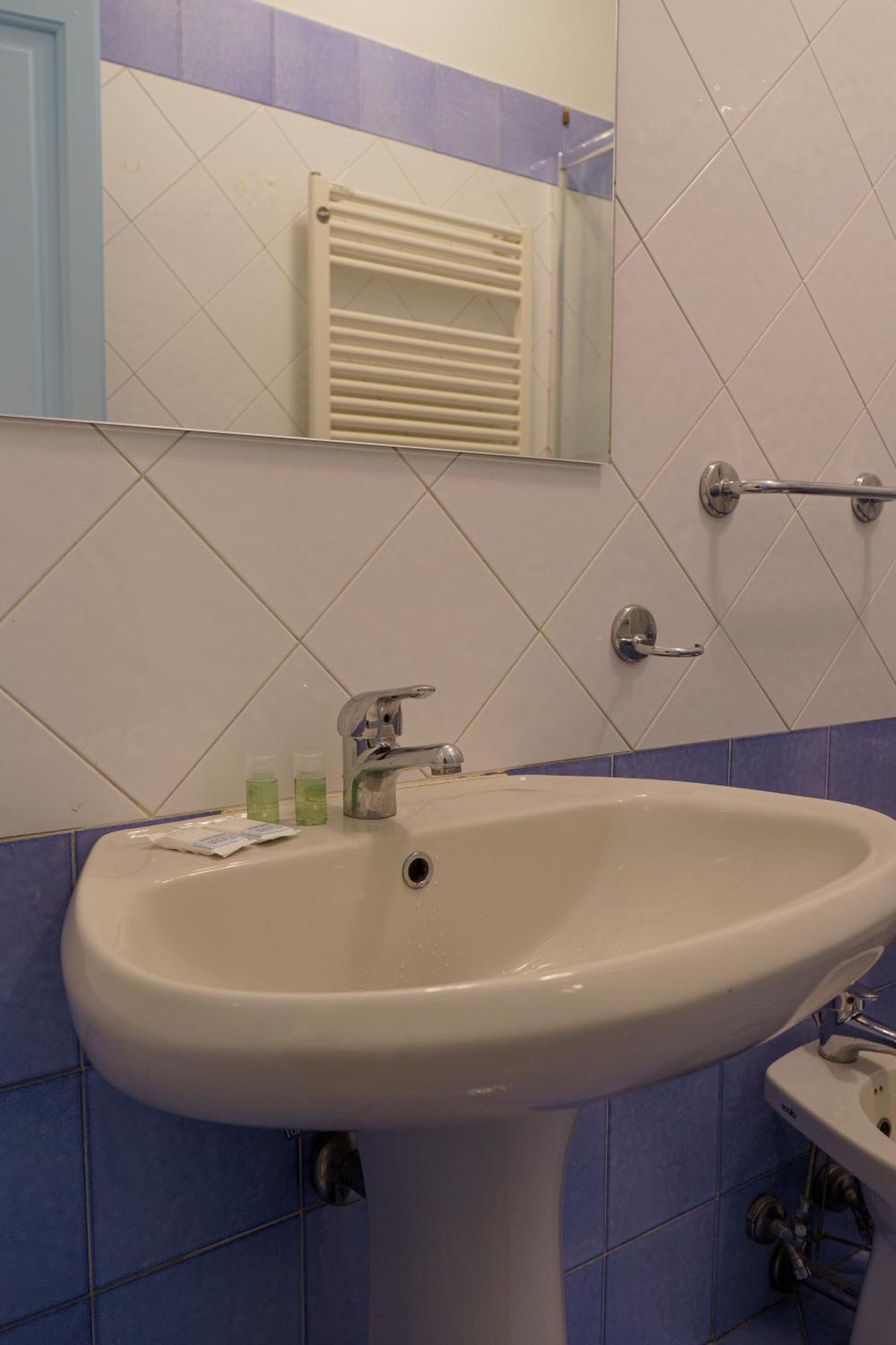 Central 1 Bedroom Apartment In The City Center Florens Exteriör bild